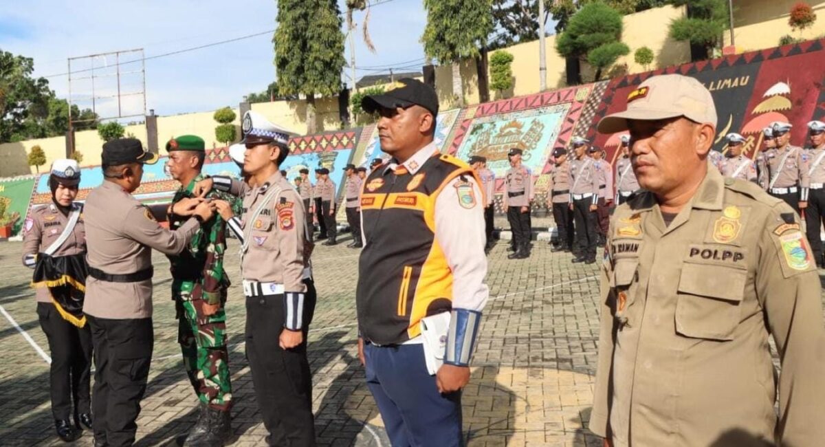 Wakapolres Tanggamus Kompol Fredy Aprisa saat menyematkan pita tanda dimulainya operasi Keselamatan Krakatau 2026, Senin 2 Februari 2026 | Dok. Humas Polres Tanggamus.