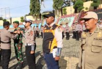 Wakapolres Tanggamus Kompol Fredy Aprisa saat menyematkan pita tanda dimulainya operasi Keselamatan Krakatau 2026, Senin 2 Februari 2026 | Dok. Humas Polres Tanggamus.