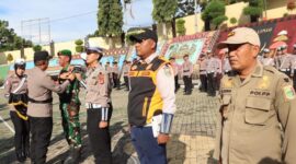 Wakapolres Tanggamus Kompol Fredy Aprisa saat menyematkan pita tanda dimulainya operasi Keselamatan Krakatau 2026, Senin 2 Februari 2026 | Dok. Humas Polres Tanggamus.