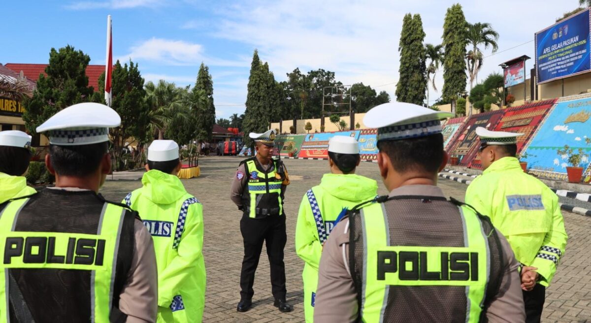 Kasat Lantas Polres Tanggamus saat memberikan arahan kepada personilnya sebelum melaksanakan kagiatan usai apel gelar pasukan Operasi Keselamatan Krakatau 2026 | Dok. Humas Polres Tanggamus.