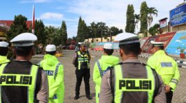 Kasat Lantas Polres Tanggamus saat memberikan arahan kepada personilnya sebelum melaksanakan kagiatan usai apel gelar pasukan Operasi Keselamatan Krakatau 2026 | Dok. Humas Polres Tanggamus.
