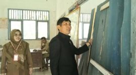 Anggota DPRD Tanggamus Fraksi PKB, Buyung Alamsyah saat meninjau SDN Kalirejo, Wonosobo, Senin 2 Februari 2026 | Herdi/Media Prioritastv.com.