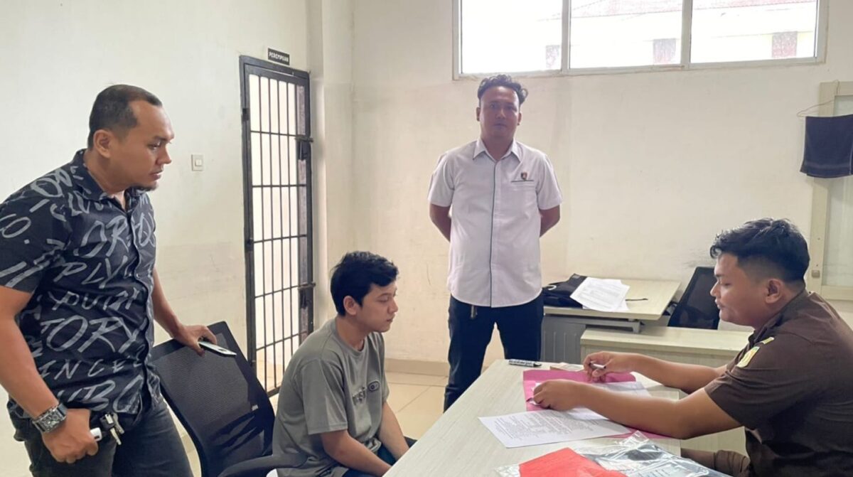 Tersangka Muhammad Amrulloh saat dilimpahkan polisi ke Kejaksaan Negeri Pringsewu, Selasa 3 Februari 2026 | Dok. Humas Polres Pringsewu.