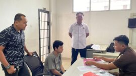 Tersangka Muhammad Amrulloh saat dilimpahkan polisi ke Kejaksaan Negeri Pringsewu, Selasa 3 Februari 2026 | Dok. Humas Polres Pringsewu.