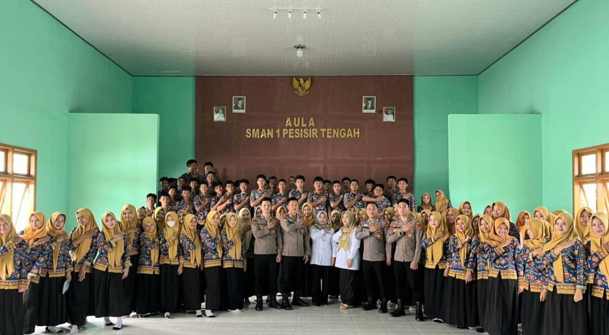 Foto bersama di Aula SMAN 1 Pesisir Tengah usai sosialisasi penerimaan Polri TA 2026 Polres Pesisir Barat, Rabu 4 Februari 2026 | Dok. Humas Polres Pesisir Barat.