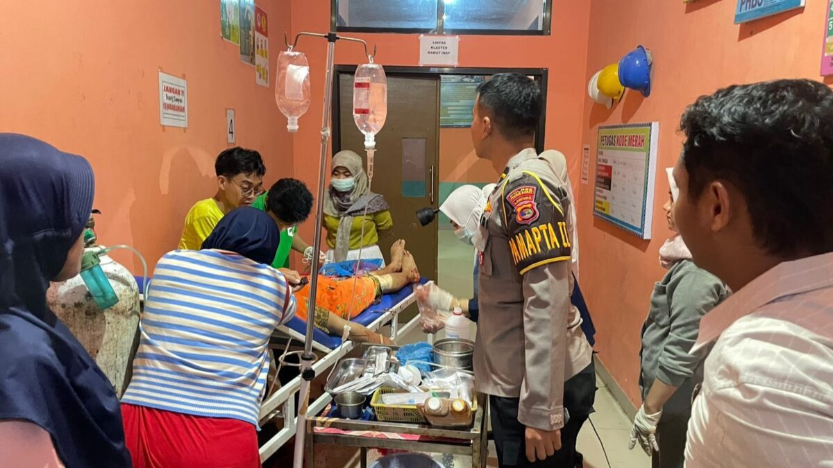 Korban PA saat mendapatkan penanganan medis dengan pengawalan ketat Pamapta II Polres Pesisir Barat, Selasa 3 Februari 2026, malam | Dok. Humas Polres Pesisir Barat.