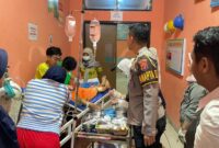 Korban PA saat mendapatkan penanganan medis dengan pengawalan ketat Pamapta II Polres Pesisir Barat, Selasa 3 Februari 2026, malam | Dok. Humas Polres Pesisir Barat.