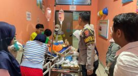 Korban PA saat mendapatkan penanganan medis dengan pengawalan ketat Pamapta II Polres Pesisir Barat, Selasa 3 Februari 2026, malam | Dok. Humas Polres Pesisir Barat.