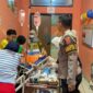 Korban PA saat mendapatkan penanganan medis dengan pengawalan ketat Pamapta II Polres Pesisir Barat, Selasa 3 Februari 2026, malam | Dok. Humas Polres Pesisir Barat.