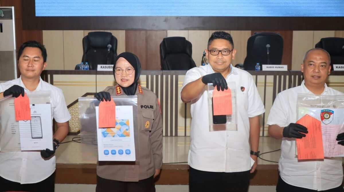 Kabid Humas Polda Lampung, Kombes Yuni dan Wadirkrimsus AKBP Yusriandi Yusri menunjukan barang bukti saat konferensi pers di Mapolda Lampung, Rabu 4 Februari 2026 | Dok. Humas Polda Lampung.