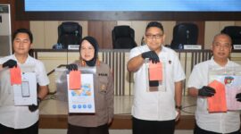 Kabid Humas Polda Lampung, Kombes Yuni dan Wadirkrimsus AKBP Yusriandi Yusri menunjukan barang bukti saat konferensi pers di Mapolda Lampung, Rabu 4 Februari 2026 | Dok. Humas Polda Lampung.