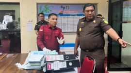 Tim Kejaksaan Negeri Pringsewu saat menggeledah kantor Bapenda Pringsewu, Rabu 4 Februari 2026 | Dok. Kejari Pringsewu.