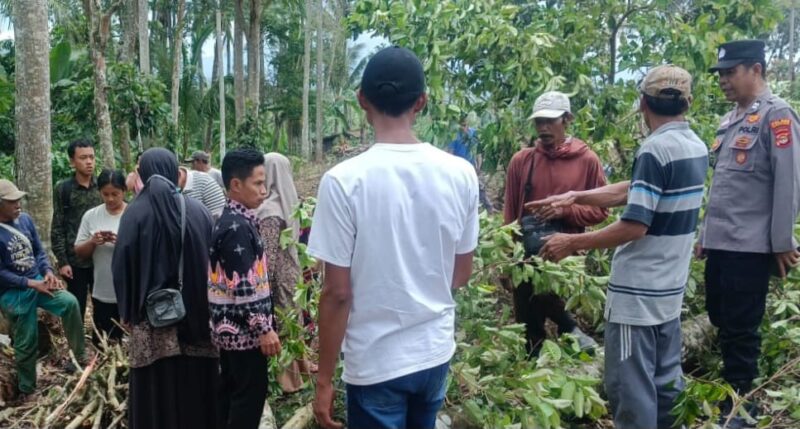 Warga dan polisi saat mendatangi TKP penemuan jenazah Lansia diduga tertimpa pohon di Pekon Simpang Kanan, Sumberejo, Tanggamus, Kamis 5 Februari 2026 | ist/Media Prioritastv.com.