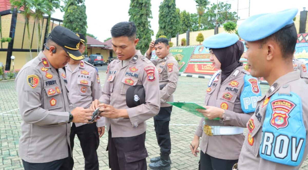 Wakapolres Tanggamus, Kompol Fredy Aprisa saat memeriksa surat kelengkapan personilnya, Kamis 5 Februari 2026 | Dok. Humas Polres Tanggamus.