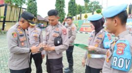 Wakapolres Tanggamus, Kompol Fredy Aprisa saat memeriksa surat kelengkapan personilnya, Kamis 5 Februari 2026 | Dok. Humas Polres Tanggamus.
