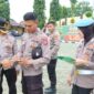 Wakapolres Tanggamus, Kompol Fredy Aprisa saat memeriksa surat kelengkapan personilnya, Kamis 5 Februari 2026 | Dok. Humas Polres Tanggamus.