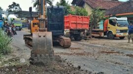 Proses pengerjaan jalan "jebakan betmen" di Pekon Negeri Agung Kecamatan Talang Padang, Kabupaten Tanggamus, Jumat 6 Februari 2026 | Asrul Ariski/Media Prioritastv.com.