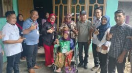 Bupati Tanggamus yang di wakili Plt. Kepala BKPSDM Afrida Susanti di dampingi Kadis Sosial Tanggamus, Hardarsyah, Ketua YSAB Jakarta Lisa, saat menyerahkan bantuan di kediaman Sunaryah penderita Kanker di Kota Agung, Jum'at 6 Februari 2026 | Herdi/Media Prioritastv.com.