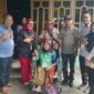 Bupati Tanggamus yang di wakili Plt. Kepala BKPSDM Afrida Susanti di dampingi Kadis Sosial Tanggamus, Hardarsyah, Ketua YSAB Jakarta Lisa, saat menyerahkan bantuan di kediaman Sunaryah penderita Kanker di Kota Agung, Jum'at 6 Februari 2026 | Herdi/Media Prioritastv.com.