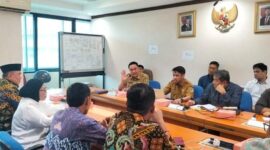 Bupati Tanggamus H. Moh. Saleh Asnawi saat melakukan pertemuan dengan sejumlah pihak untuk menyampaikan pesan presiden | Dok. Kominfo Pemkab Tanggamus.