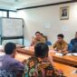 Bupati Tanggamus H. Moh. Saleh Asnawi saat melakukan pertemuan dengan sejumlah pihak untuk menyampaikan pesan presiden | Dok. Kominfo Pemkab Tanggamus.