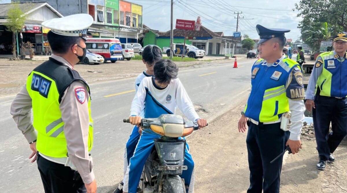 Polisi saat melakukan penindakan pelajar tak kenakan helm saat melintasi razia Operasi Keselamatan 2026 di Pringsewu, Sabtu 7 Februari 2026 | Dok. Humas Polres Pringsewu.
