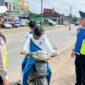 Polisi saat melakukan penindakan pelajar tak kenakan helm saat melintasi razia Operasi Keselamatan 2026 di Pringsewu, Sabtu 7 Februari 2026 | Dok. Humas Polres Pringsewu.