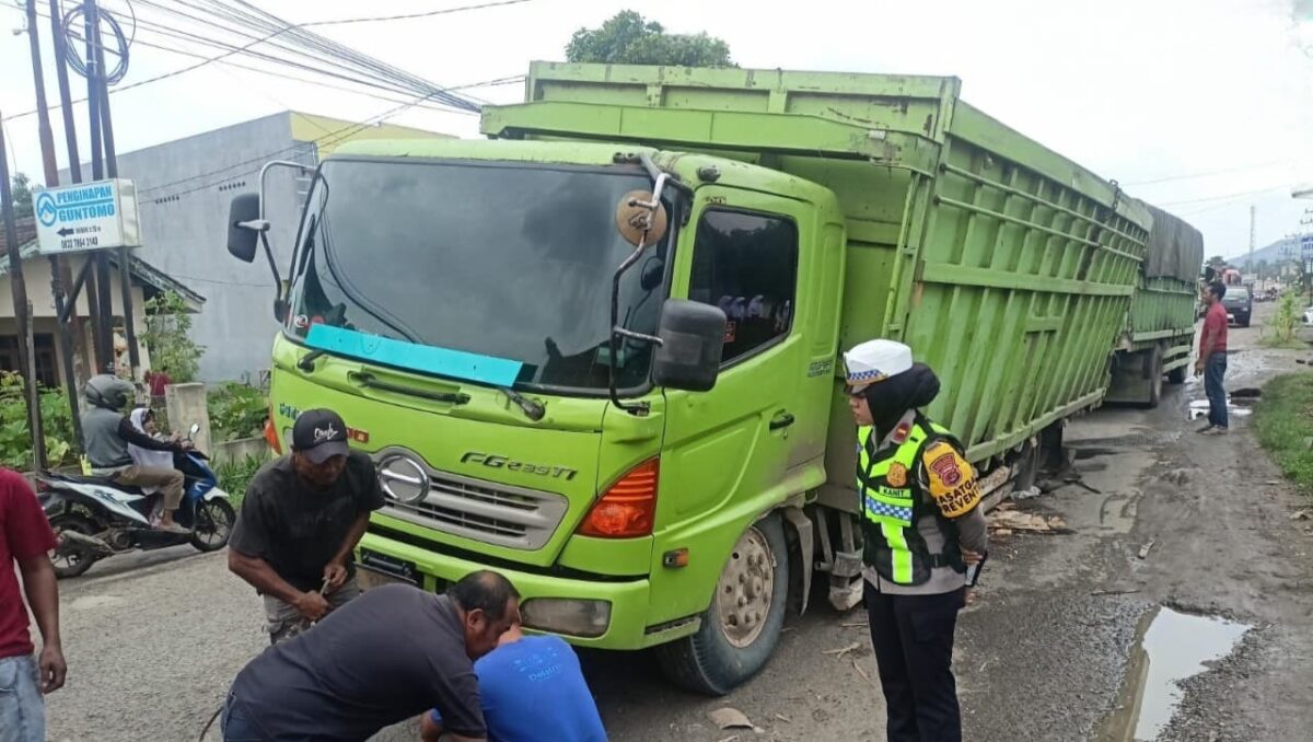 Kondisi truk yang terperosok akibat amblasnya gorong-gorong di Pekon Tambahrejo, Pringsewu, Senin 9 Februari 2026 | Dok : Humas Polres Tanggamus.
