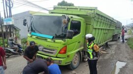 Kondisi truk yang terperosok akibat amblasnya gorong-gorong di Pekon Tambahrejo, Pringsewu, Senin 9 Februari 2026 | Dok : Humas Polres Tanggamus.