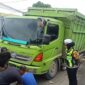 Kondisi truk yang terperosok akibat amblasnya gorong-gorong di Pekon Tambahrejo, Pringsewu, Senin 9 Februari 2026 | Dok : Humas Polres Tanggamus.