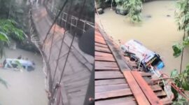 Kolase foto kondisi angkot yang berada di aliran sungai usai terperosok setelah putusnya seling jembatan gantung Jati Agung, Pekon Banjar Agung Ilir, Pugung, Tanggamus, Senin 9 Februari 2026 | ist/Media Prioritastv.com.