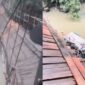 Kolase foto kondisi angkot yang berada di aliran sungai usai terperosok setelah putusnya seling jembatan gantung Jati Agung, Pekon Banjar Agung Ilir, Pugung, Tanggamus, Senin 9 Februari 2026 | ist/Media Prioritastv.com.