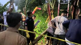Polisi saat melakukan identifikasi lokasi penemuan sebelum evakuasi jasad korban, Senin 9 Februari 2026, malam | ist/Media Prioritastv.com.