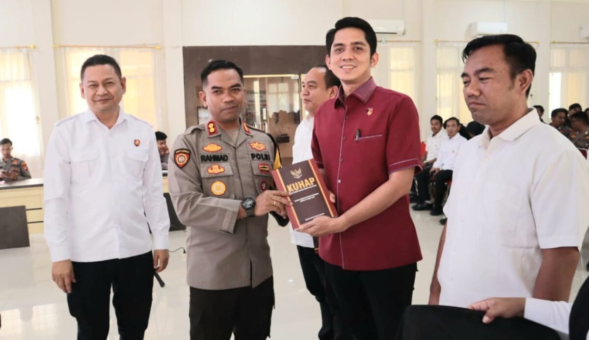 Kapolres Tanggamus AKBP Rahmad Sujatmiko saat menyerahkan buku KUHP Baru kepada Kasat Reskrim AKP Khairul Yasin di Aula Paramasatwika, Selasa 10 Februari 2026 | Dok. Humas Polres Tanggamus.