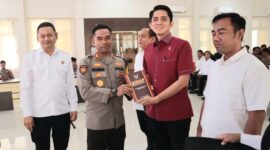 Kapolres Tanggamus AKBP Rahmad Sujatmiko saat menyerahkan buku KUHP Baru kepada Kasat Reskrim AKP Khairul Yasin di Aula Paramasatwika, Selasa 10 Februari 2026 | Dok. Humas  Polres Tanggamus.