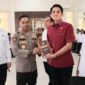 Kapolres Tanggamus AKBP Rahmad Sujatmiko saat menyerahkan buku KUHP Baru kepada Kasat Reskrim AKP Khairul Yasin di Aula Paramasatwika, Selasa 10 Februari 2026 | Dok. Humas  Polres Tanggamus.