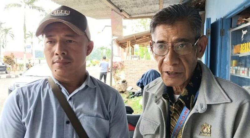 Indra (kiri) suami DE bersama Pamannya Mika (kanan) saat memberikan keterangan terkait keberatan mereka atas rekomendasi sanksi terhadap RS atas dugaan perselingkuhan dengan DE, Senin 9 Februari 2026 | Herdi/Media Prioritastv.com.