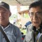 Indra (kiri) suami DE bersama Pamannya Mika (kanan) saat memberikan keterangan terkait keberatan mereka atas rekomendasi sanksi terhadap RS atas dugaan perselingkuhan dengan DE, Senin 9 Februari 2026 | Herdi/Media Prioritastv.com.