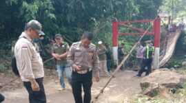 Polisi saat melakukan olah TKP kecelakaan minibus masuk sungai Way Tebu, Pugung, Tanggamus usai terperosok jembatan gantung tanjung jati, Banjar Agungilir, Pugung, Tanggamis, Selasa 10 Februari 2026 | Herdi/Media Prioritastv.com.