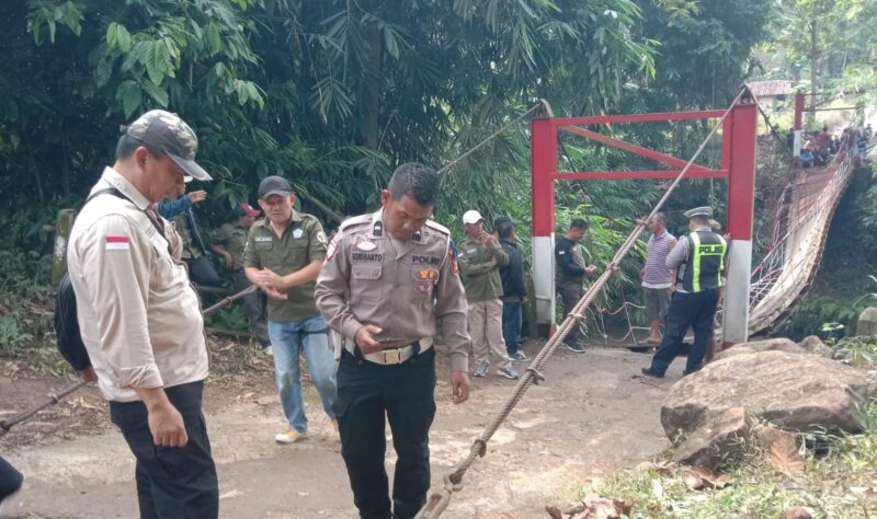 Polisi saat melakukan olah TKP kecelakaan minibus masuk sungai Way Tebu, Pugung, Tanggamus usai terperosok jembatan gantung tanjung jati, Banjar Agungilir, Pugung, Tanggamis, Selasa 10 Februari 2026 | Herdi/Media Prioritastv.com.