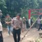 Polisi saat melakukan olah TKP kecelakaan minibus masuk sungai Way Tebu, Pugung, Tanggamus usai terperosok jembatan gantung tanjung jati, Banjar Agungilir, Pugung, Tanggamis, Selasa 10 Februari 2026 | Herdi/Media Prioritastv.com.