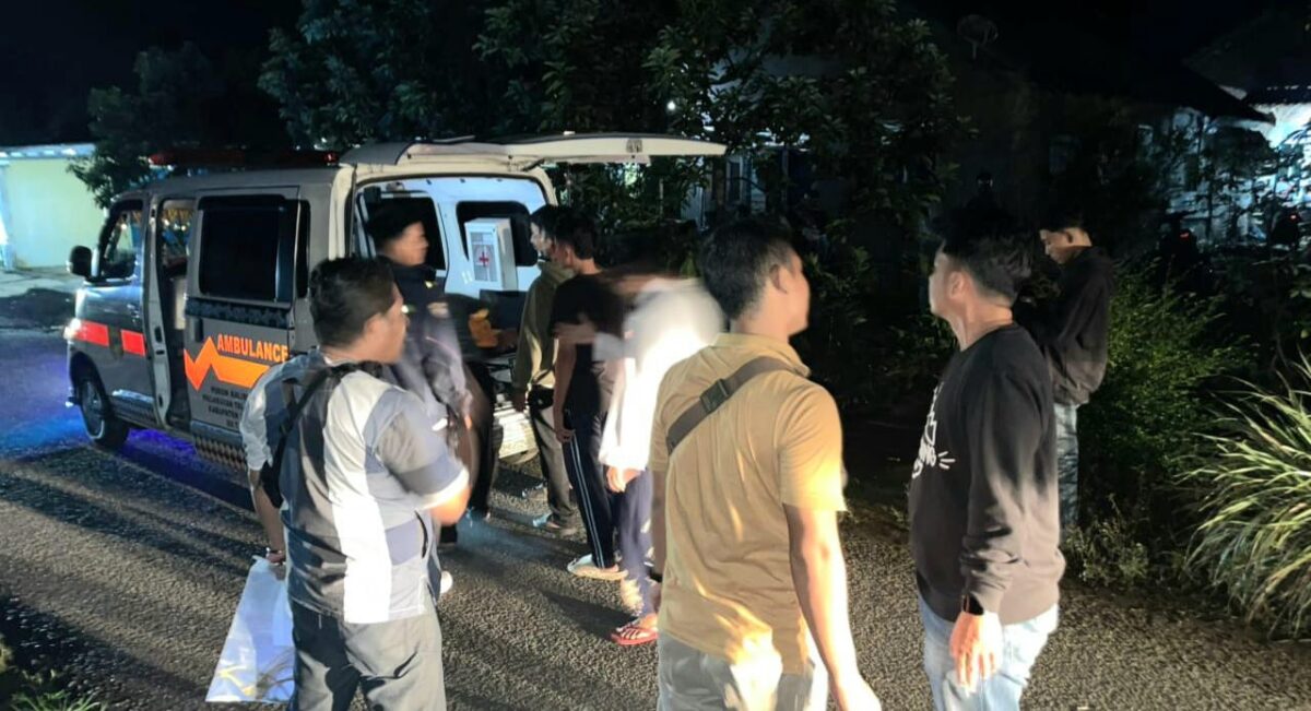 Jasad lansia inisial B saat hendak dibawa ke rumah sakit Bhayangkara guna dilakukan autopsi, Rabu 11 Februari 2026, dinihari | Dok. Humas Polres Tanggamus.