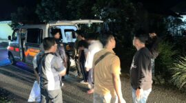 Jasad lansia inisial B saat hendak dibawa ke rumah sakit Bhayangkara guna dilakukan autopsi, Rabu 11 Februari 2026, dinihari | Dok. Humas Polres Tanggamus.