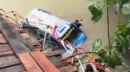 Kondisi angkutan pedesaan  usai tercebur dan berada di sungai way tebu usai tali jembatan gantung di Pekon Banjar Agung Ilir, Pugung, Tanggamus putus, Senin 9 Februari 2026, sore | ist/Media Prioritastv.com.