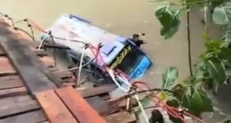 Kondisi angkutan pedesaan usai tercebur dan berada di sungai way tebu usai tali jembatan gantung di Pekon Banjar Agung Ilir, Pugung, Tanggamus putus, Senin 9 Februari 2026, sore | ist/Media Prioritastv.com.