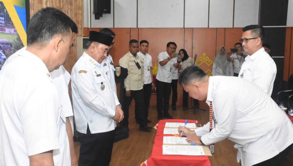 Plt. Kepala Bapenda Kabupaten Tanggamus, Maradona saat menandatangani berita acara peluncuran program SAI LURUS PAJAK di Aula Setdakab Tanggamus, Rabu  11 Februari 2026 | Herdi/Media Prioritastv.com.