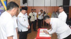 Plt. Kepala Bapenda Kabupaten Tanggamus, Maradona saat menandatangani berita acara peluncuran program SAI LURUS PAJAK di Aula Setdakab Tanggamus, Rabu  11 Februari 2026 | Herdi/Media Prioritastv.com.
