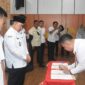 Plt. Kepala Bapenda Kabupaten Tanggamus, Maradona saat menandatangani berita acara peluncuran program SAI LURUS PAJAK di Aula Setdakab Tanggamus, Rabu  11 Februari 2026 | Herdi/Media Prioritastv.com.