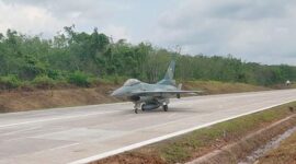 Pesawat tempur F-16 TNI AU saat menguji coba pendaratan dan lepas landas di Jalan Tol Trans Sumatera. Provinsi Lampung, Rabu 11 Februari 2026 | Dok. TNI AU.