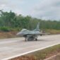Pesawat tempur F-16 TNI AU saat menguji coba pendaratan dan lepas landas di Jalan Tol Trans Sumatera. Provinsi Lampung, Rabu 11 Februari 2026 | Dok. TNI AU.